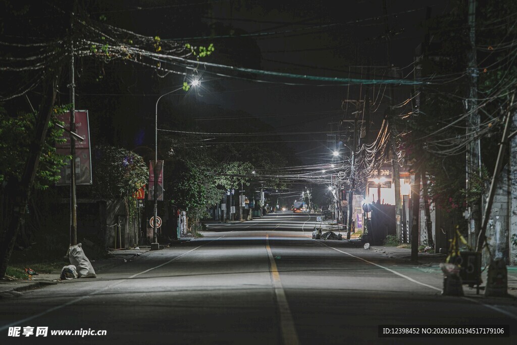 深夜无人的城市街道