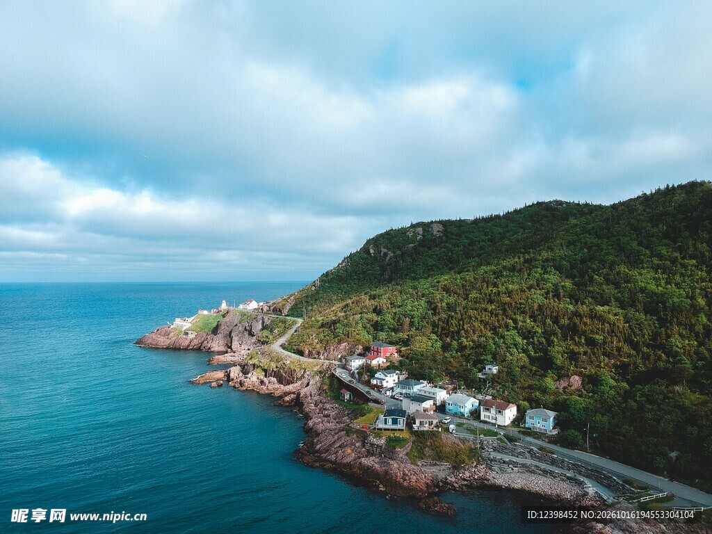 滨海沿岸村落风光