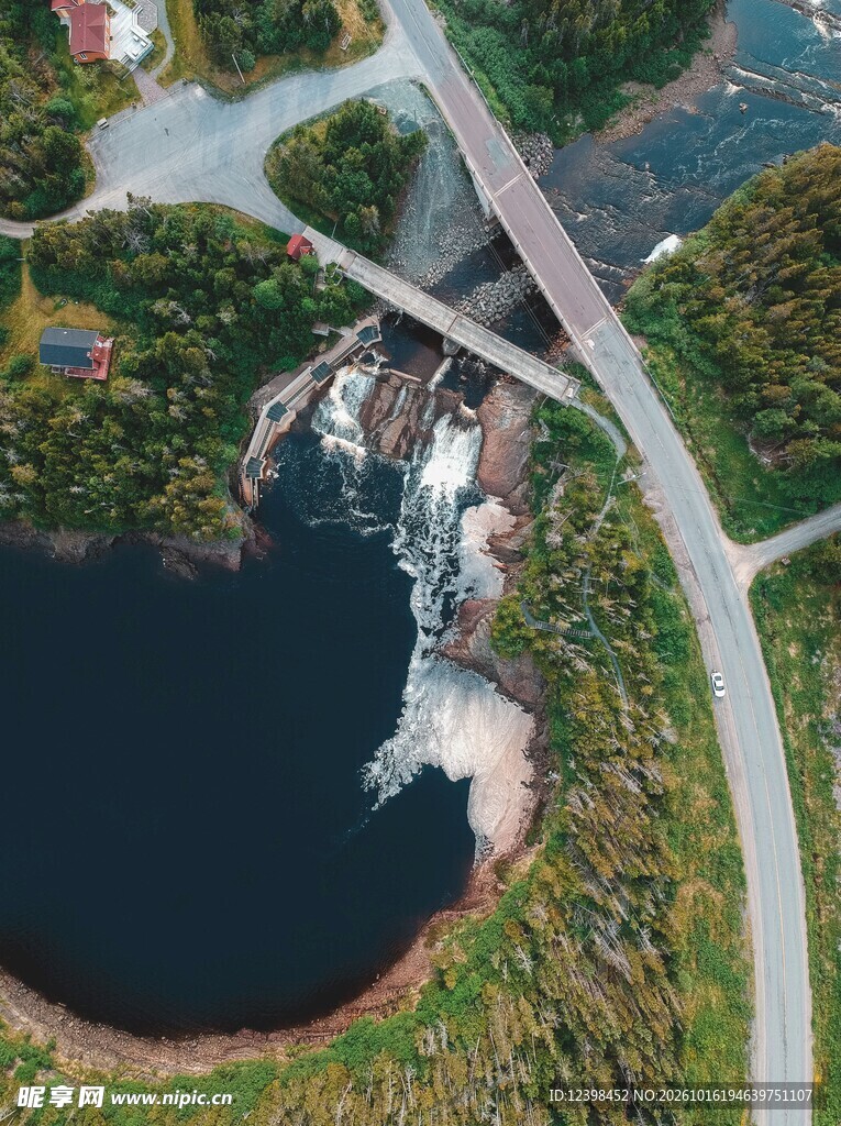 航拍湖畔公路景观