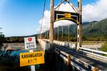 郊野跨河悬索桥风光