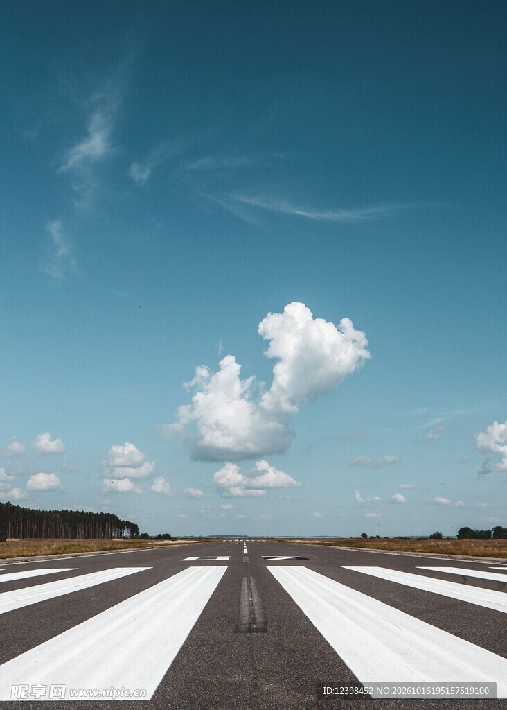 晴空下的机场跑道