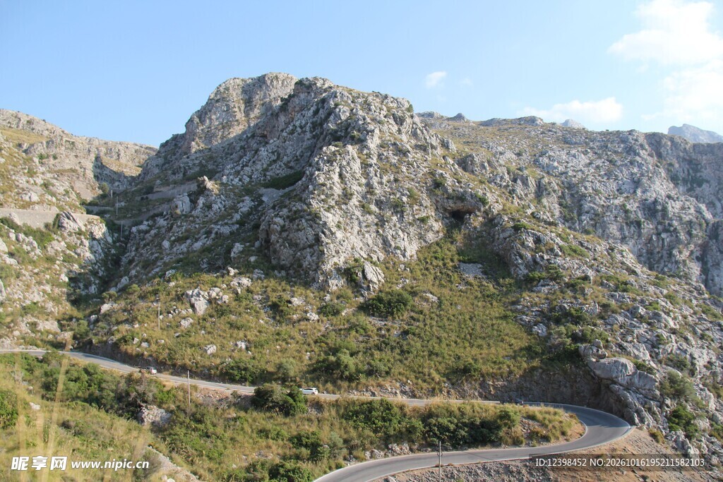 山间崖壁公路风光