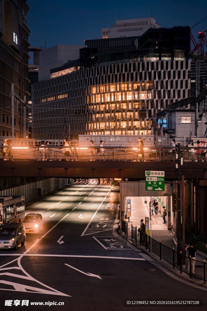 城市暮色街景