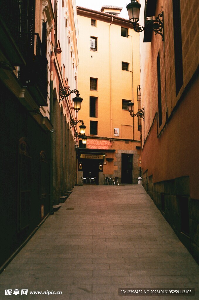 暖调老城小巷街景