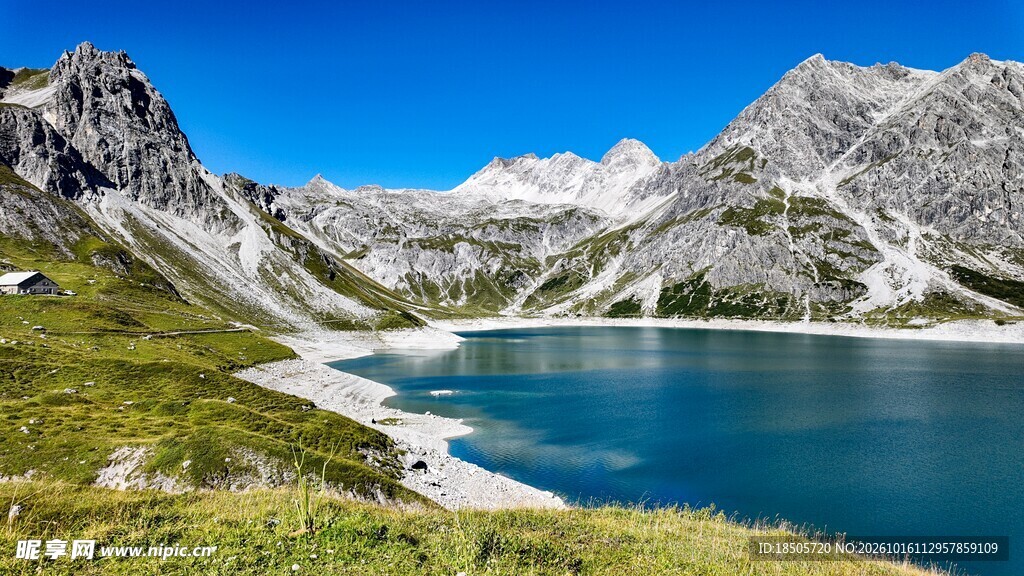 高山湖泊自然风光