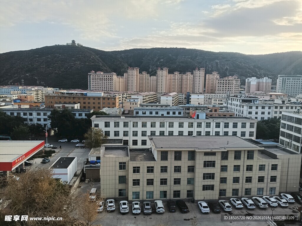 城郊城镇建筑群远景