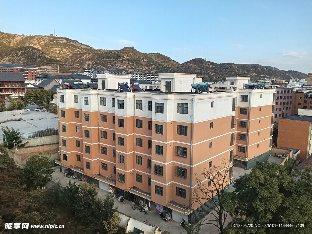 城郊多层居民住宅楼