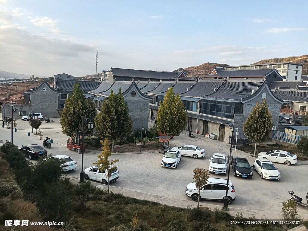 中式古建街区停车场