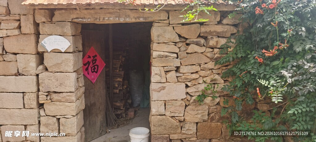 乡村老旧砖房门口