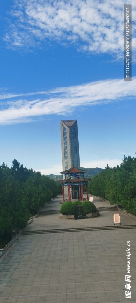 晴空下的山间高塔