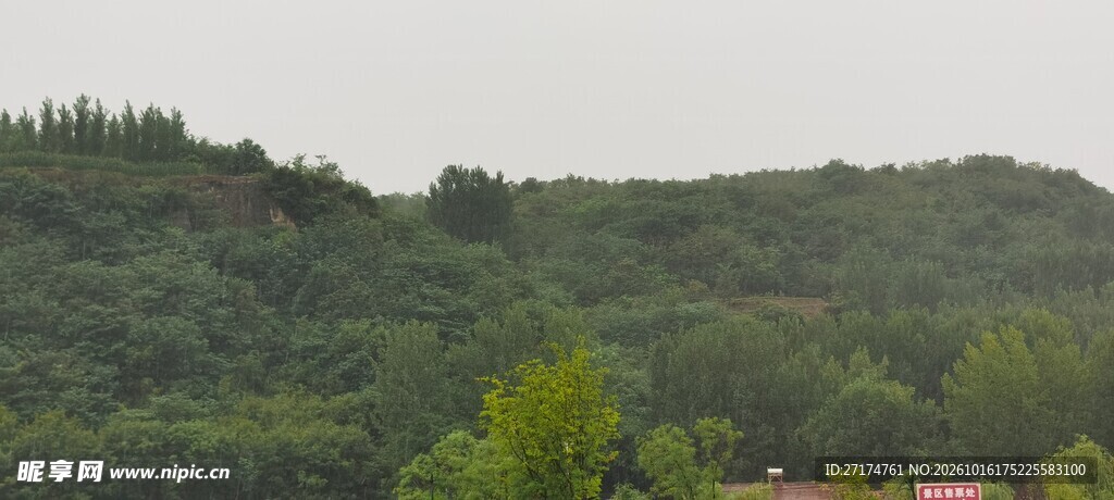 郊野山林朦胧远景