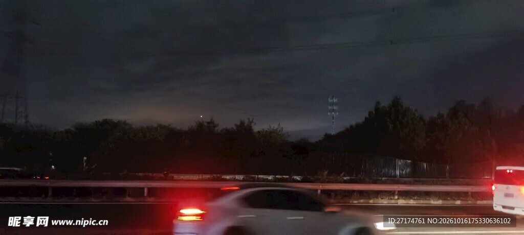 夜间公路行车模糊画面
