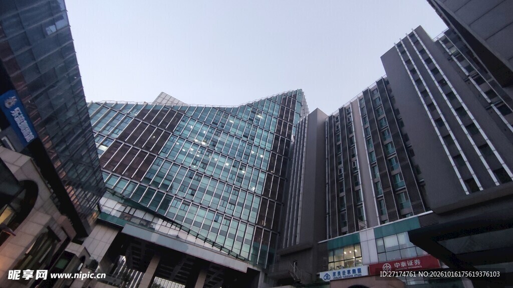 仰拍城市商务高楼群