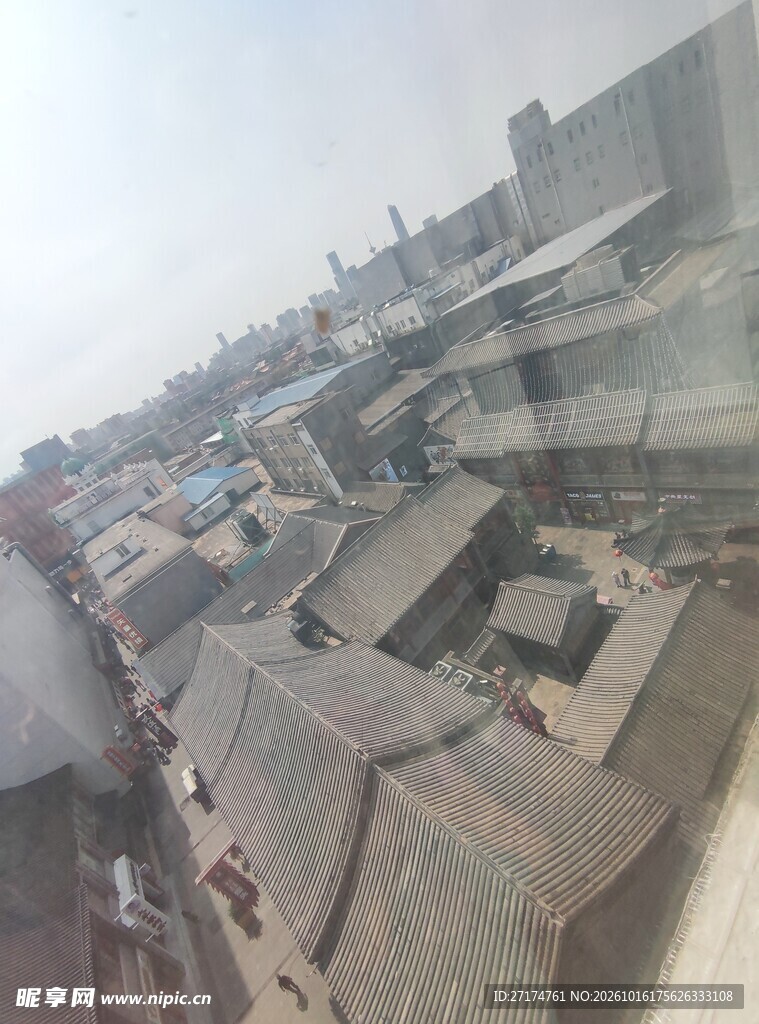 雾天俯瞰老城街巷