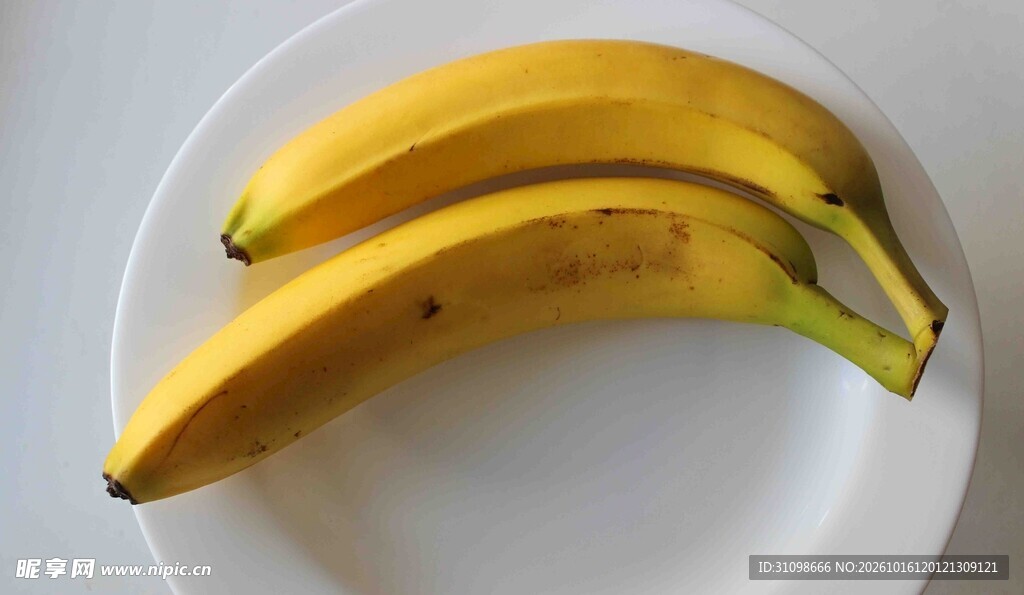 盘中两根新鲜香蕉