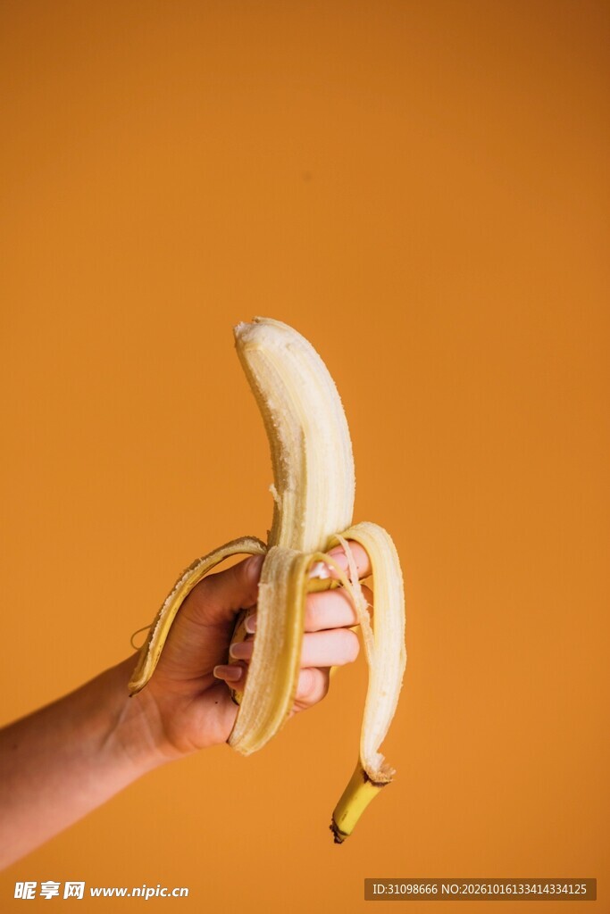 手持剥皮香蕉