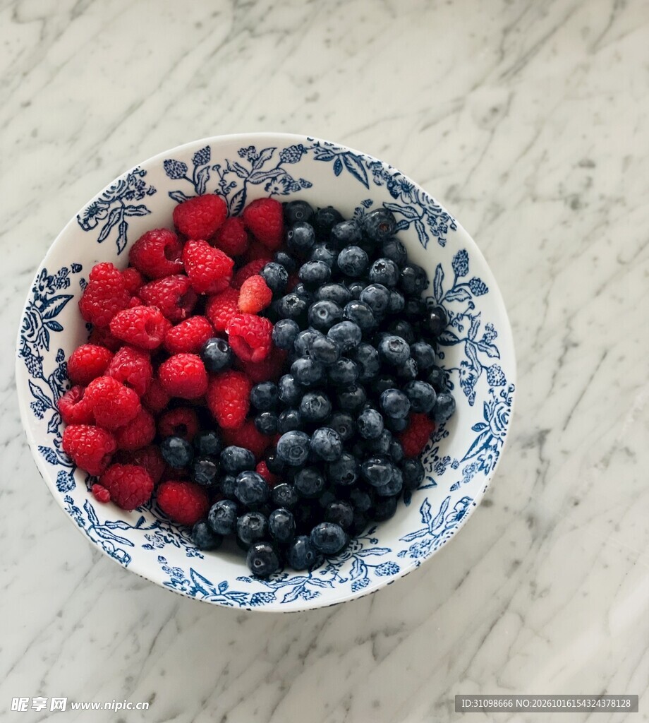碗装树莓蓝莓鲜果