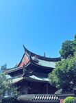 晴空下中式古建飞檐