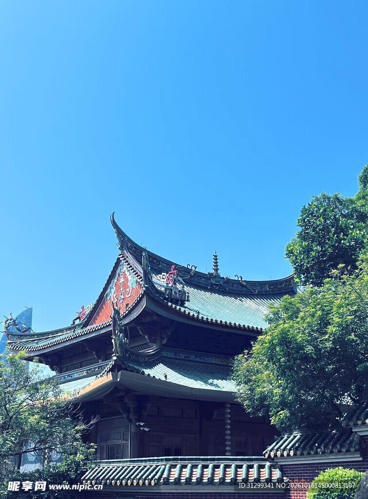 晴空下中式古建飞檐