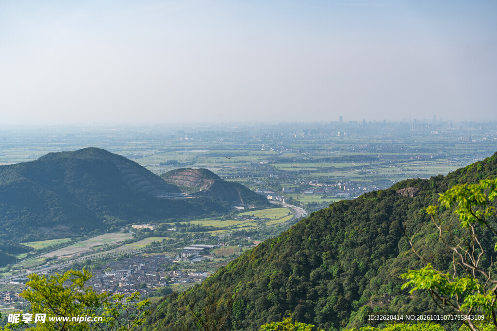 登高俯瞰山野风光