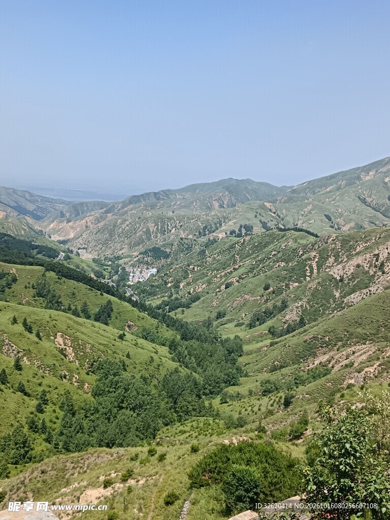 晴日山野丘陵风光