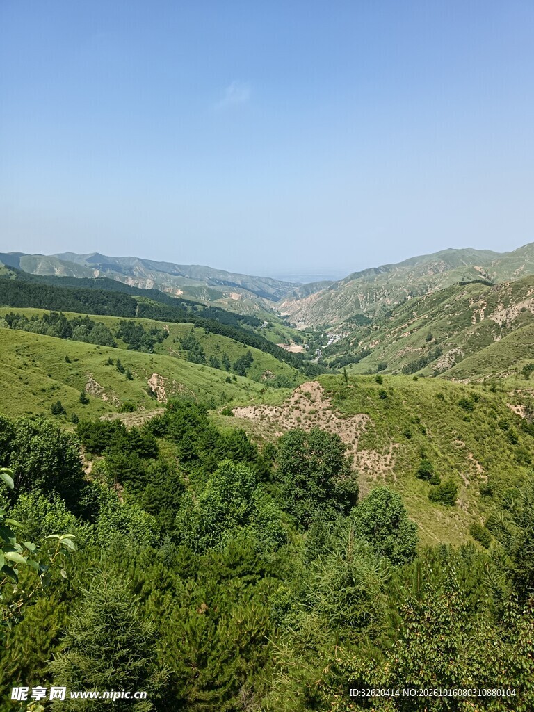 青山绿野山谷风光