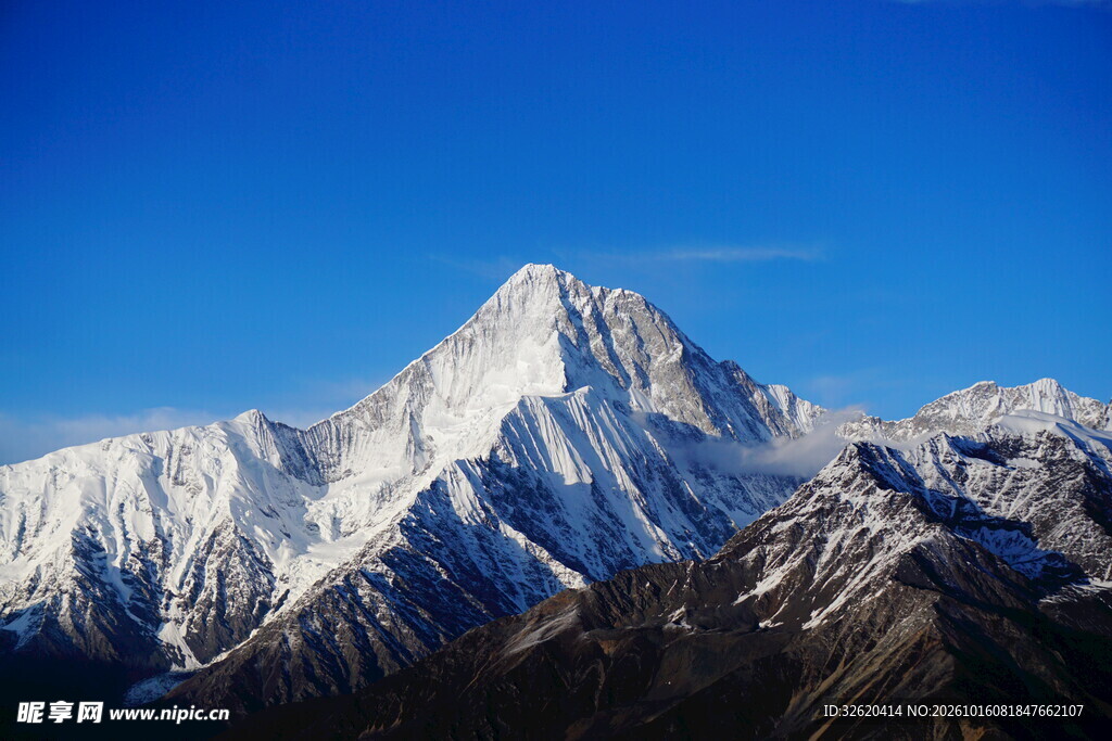 蓝天之下的壮丽雪山