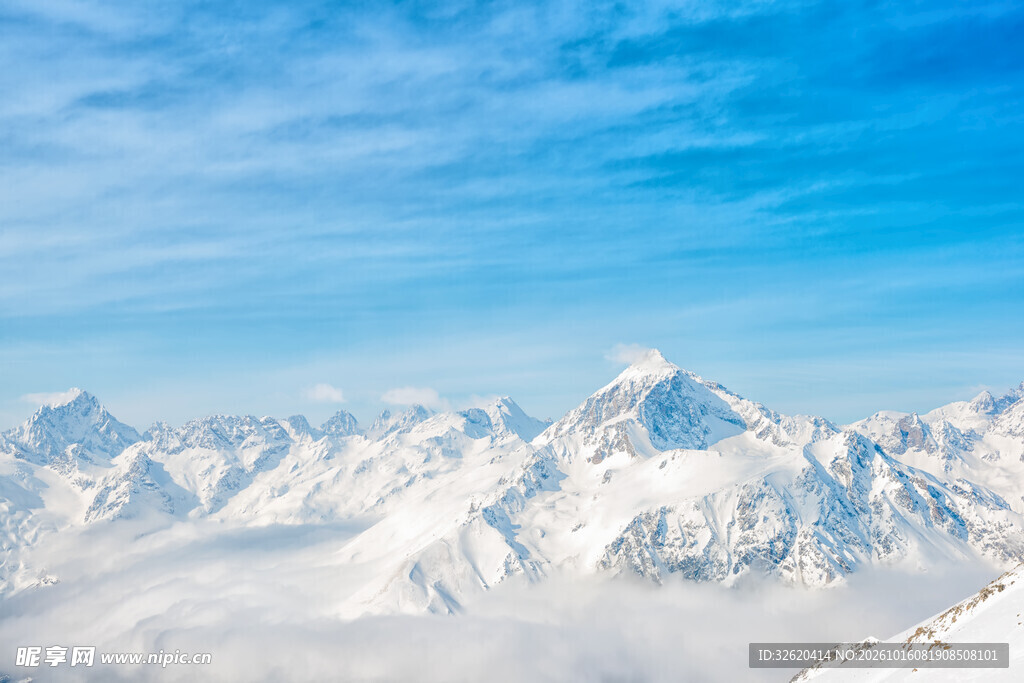 蓝天下的雪山群峰