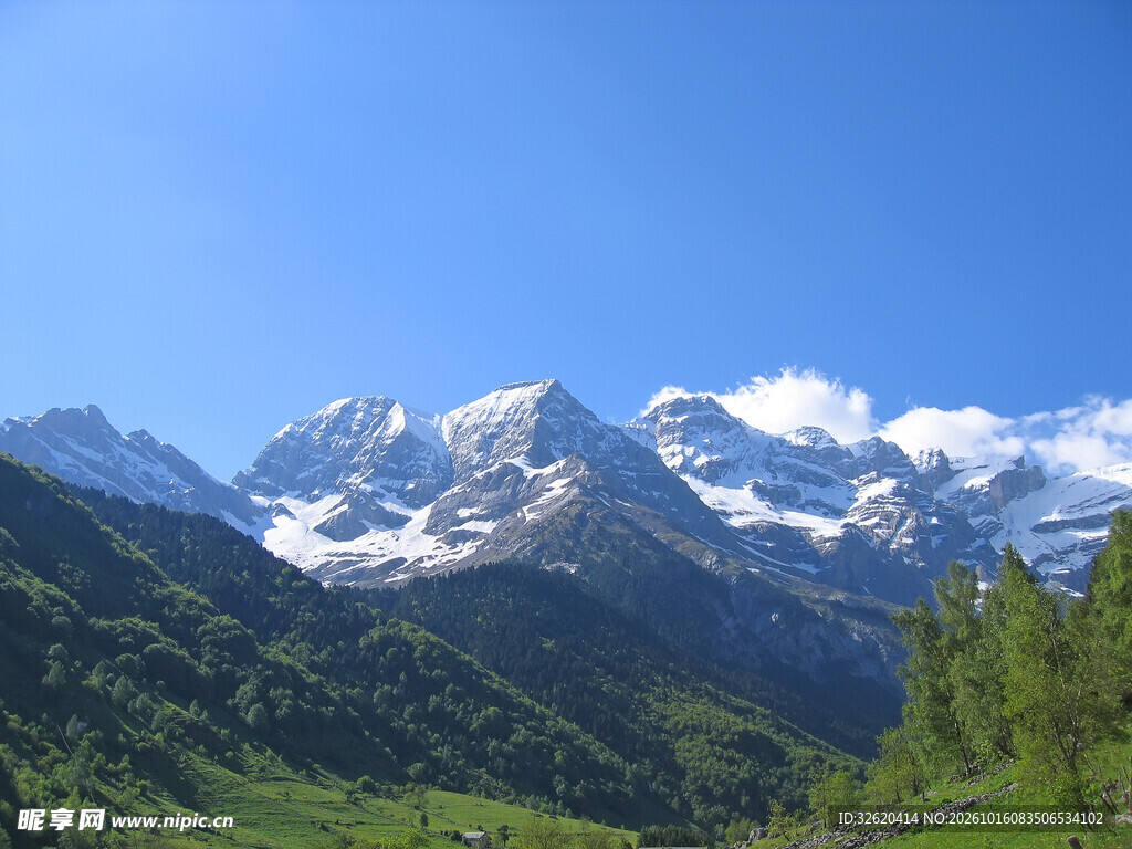 高原雪山晴日自然风光