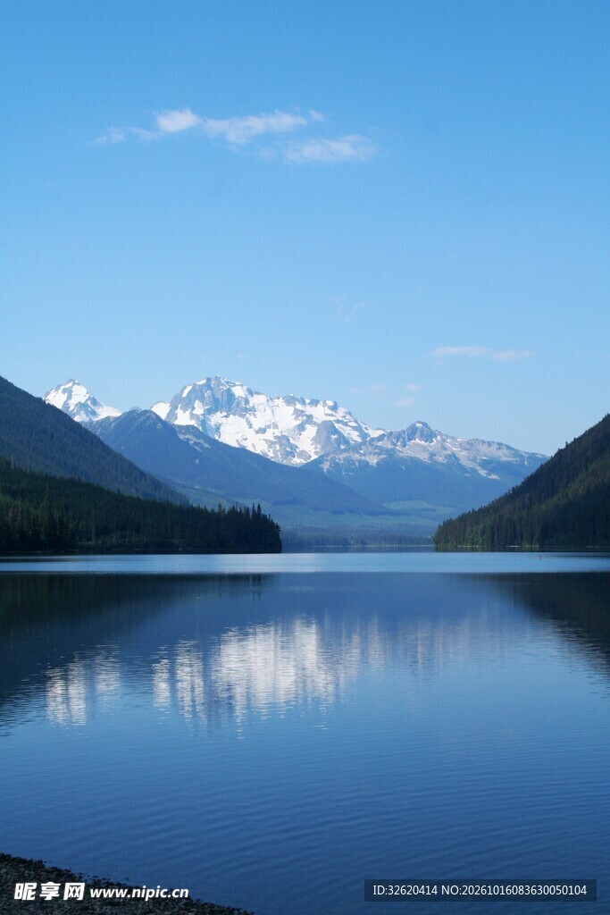 雪山湖景静谧风光