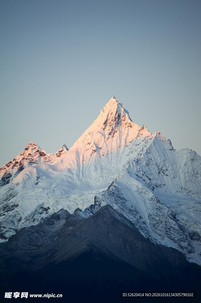 日照金山雪山盛景