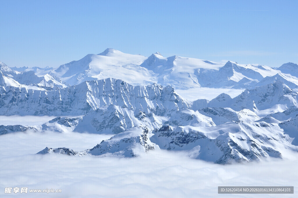 晴空下的雪山雪原景观