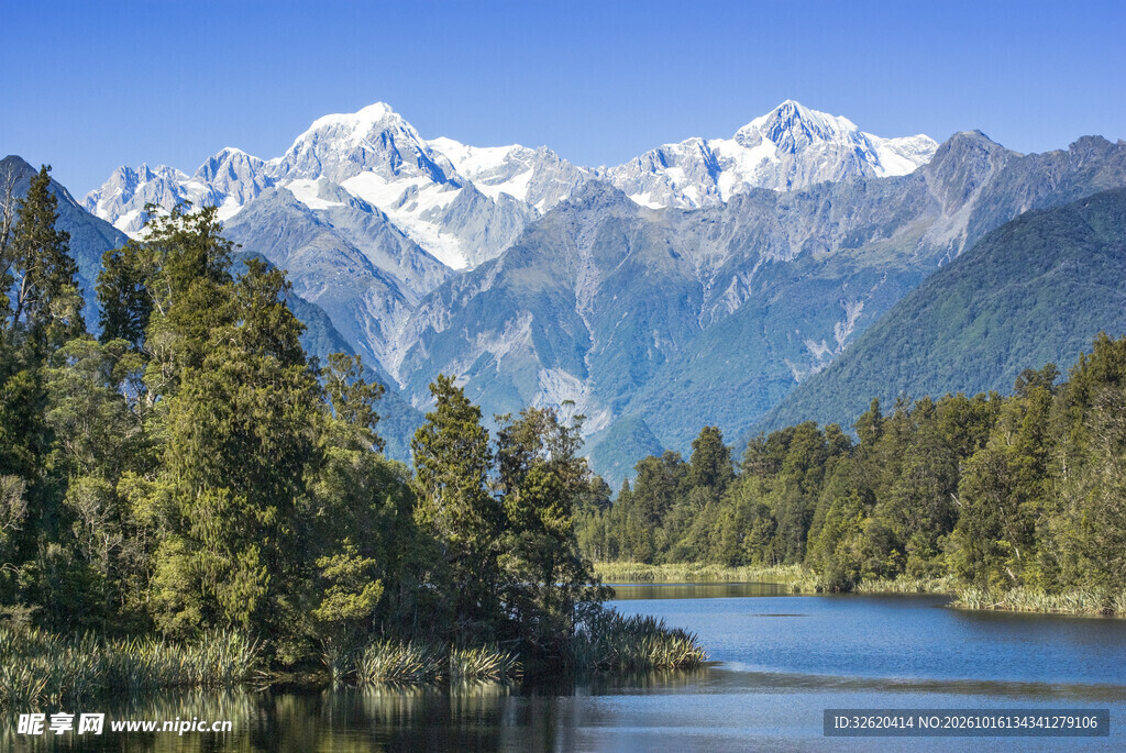 雪山下的森林湖泊美景