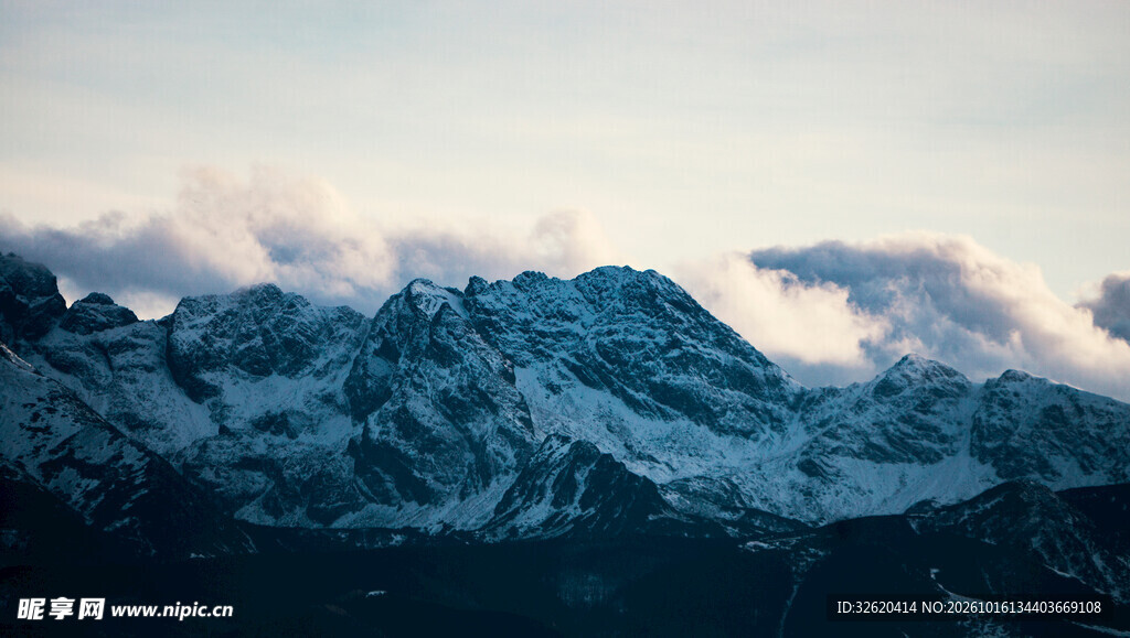 暮色雪山远景