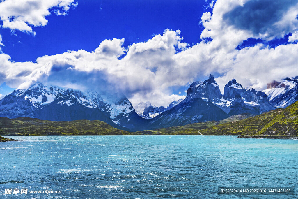 高原雪山湖泊美景