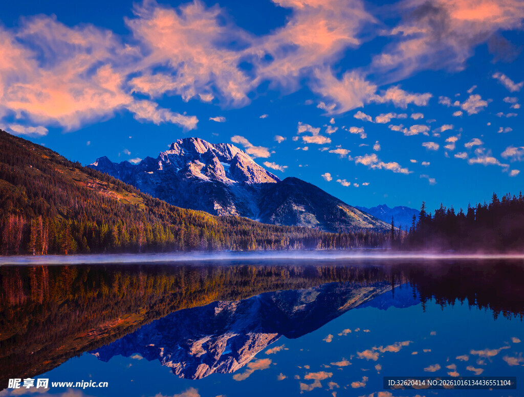 雪山湖泊晚霞倒影美景