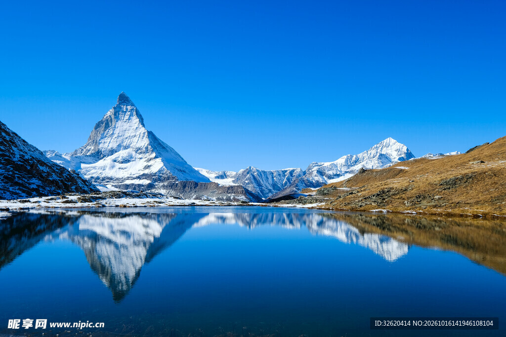 雪山湖景倒影风光