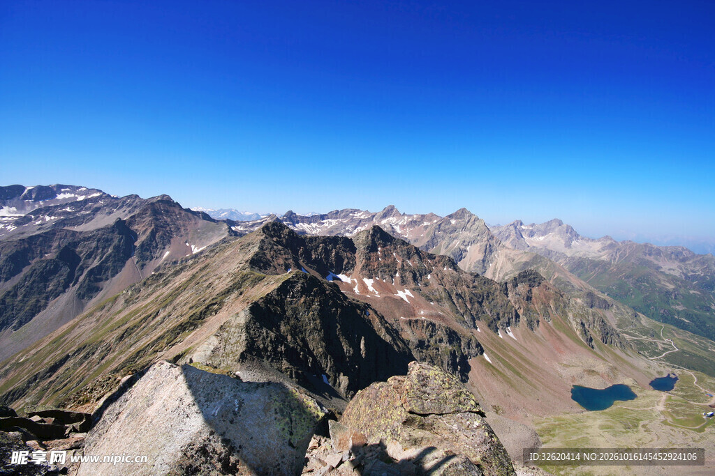 蓝天下的高山群峰