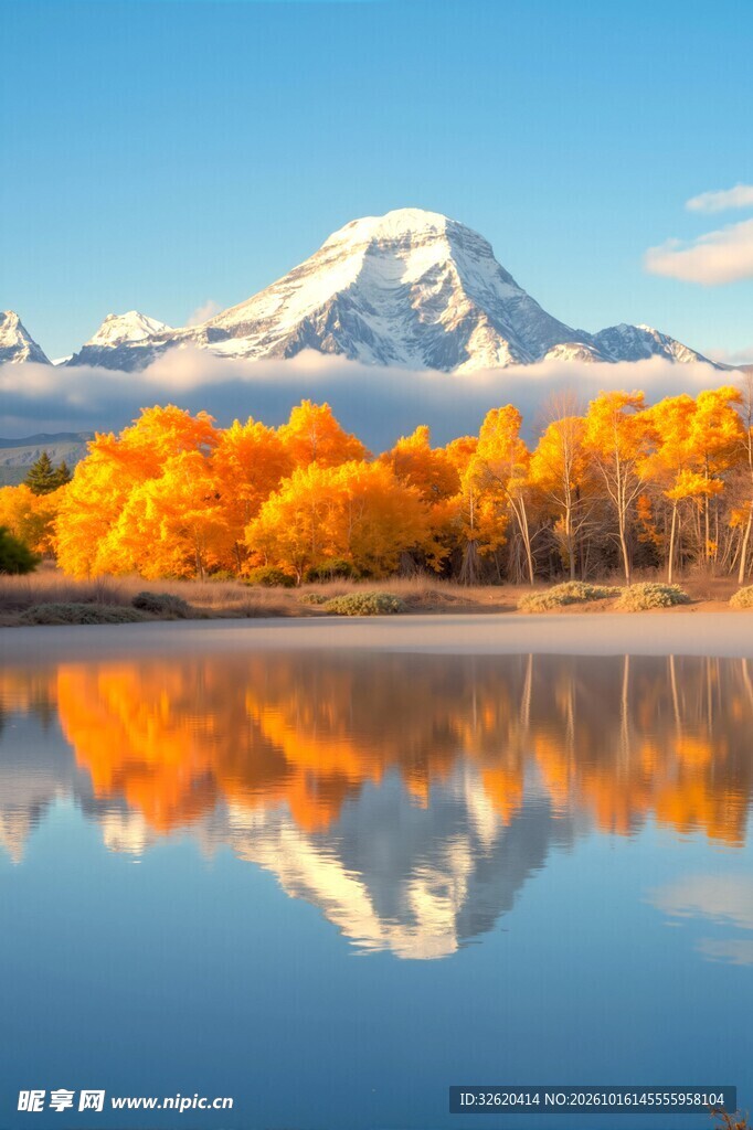 秋日雪山湖泊美景