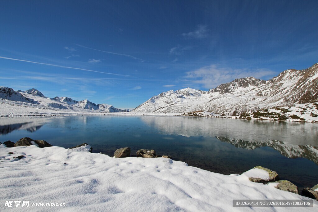 雪山湖泊晴日风光