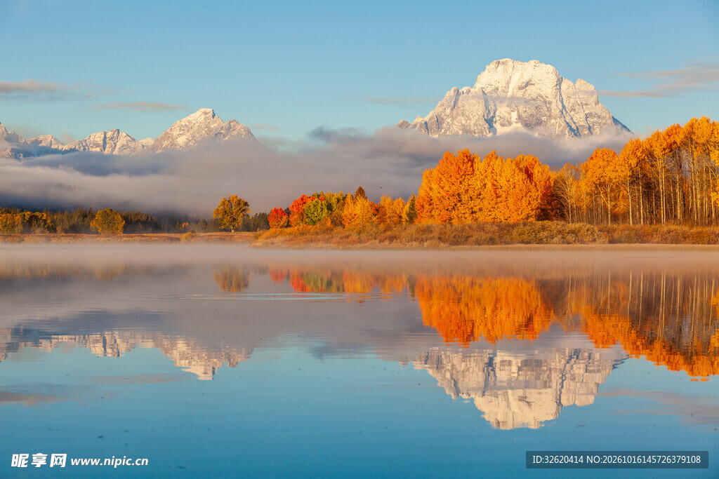 秋湖雪山倒影风光