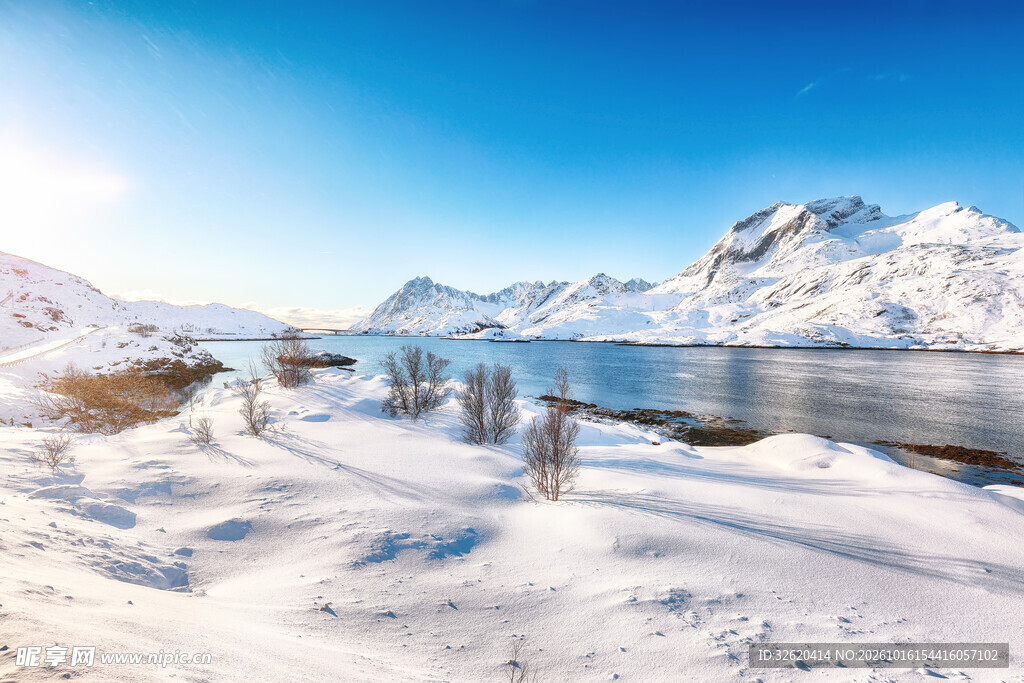 冬日雪山湖景风光