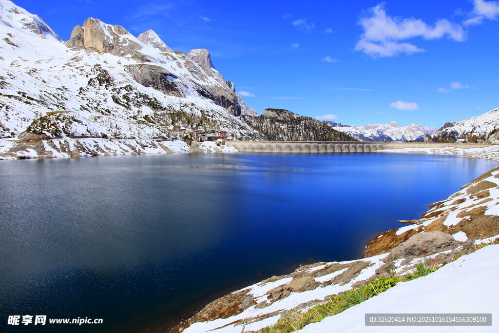 雪山湖畔晴日风光