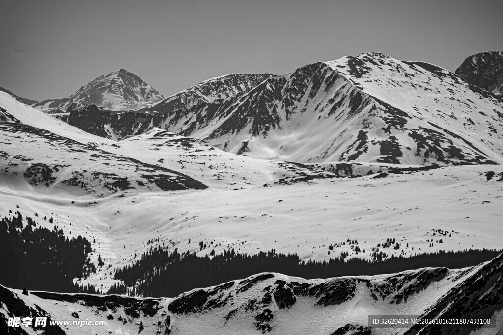 黑白雪山湖景风光