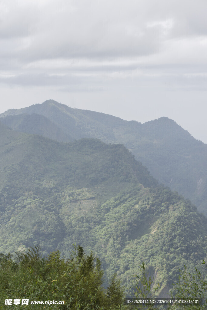 阴天朦胧山景