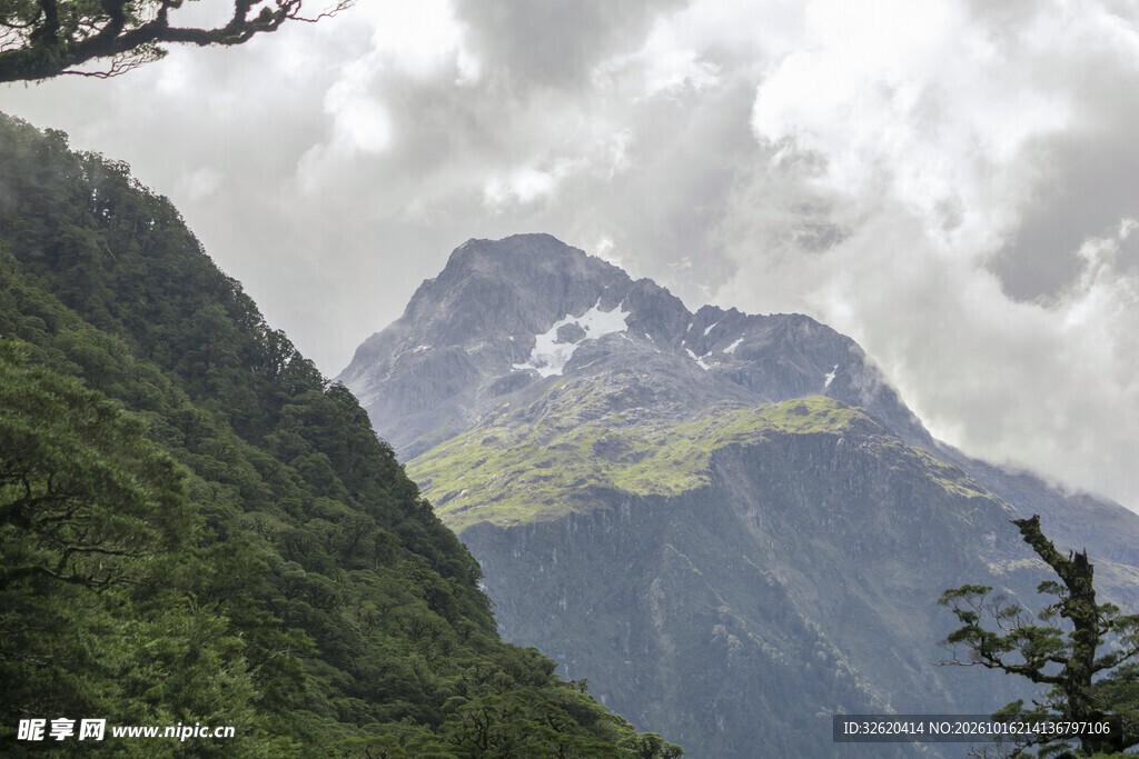 阴云山间自然风景