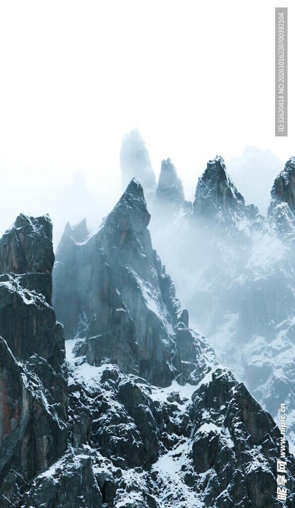 云雾笼罩雪山群峰
