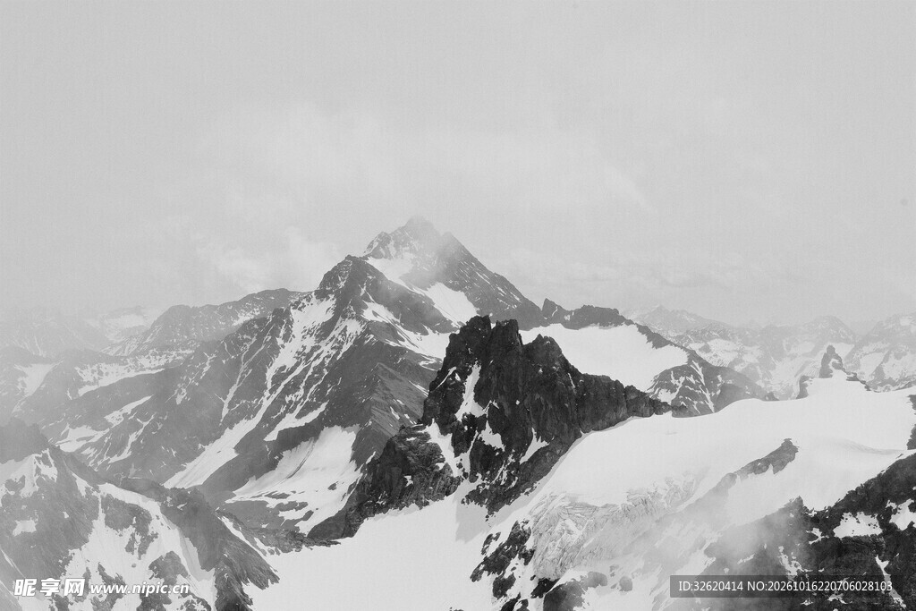 雾中黑白雪山风光