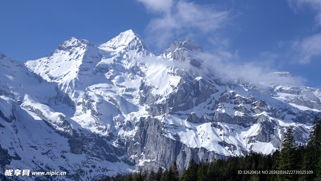 蓝天下的巍峨雪山