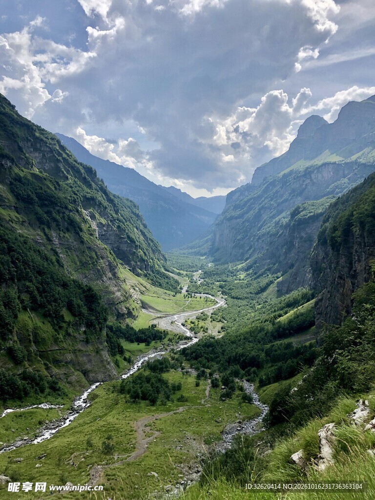 高山峡谷自然风光